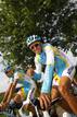 Contador, m&aacute;s relajado, saluda a los fot&oacute;grafos que han seguido su entrenamiento