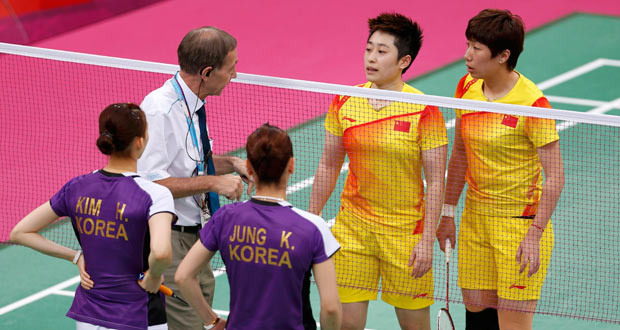 El árbitro del torneo se dirige a la pareja china de bádminton durante el partido por su comportamiento poco deportivo.mes at the Wembley Arena El árbitro del torneo se dirige a la pareja china de bádminton durante el partido por su comportamiento poco deportivo.mes at the Wembley Arena