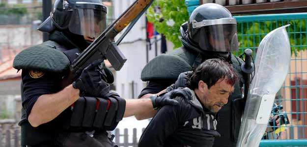 Un trabajador detenido por los antidisturbios durante los enfrentamientos en Ci&ntilde;era