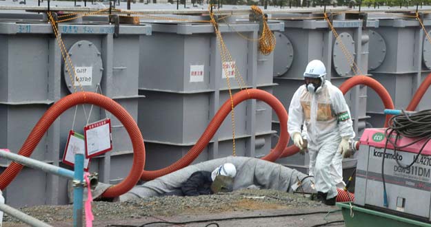 Un trabajador en la planta de Fukushima el 12 de junio de 2013.