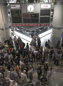 Los trabajadores del sector ferroviario se concentran en la estaci&oacute;n de Atocha