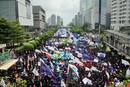 Trabajadores indonesios marchan hacia el palacio presidencial en Yakarta, para pedir mejores sueldos y que se ponga l&iacute;mite a la subcontrataci&oacute;n