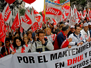 Ver v&iacute;deo  'Trabajadores de Nueva Rumasa exigen mantener su empleo'