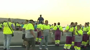 Ver v&iacute;deo  'Trabajadores de Renfe cortan la A-4 en Madrid para protestar por la liberalizaci&oacute;n del servicio ferroviario'