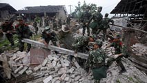 Ir al Video&nbsp;Trabajo contrarreloj en China para buscar supervivientes del terremoto