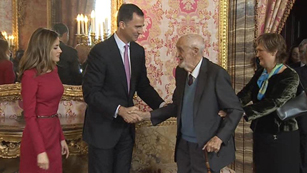 Ver v&iacute;deo  'Con la tradicional comida en el Palacio Real se pone en marcha El premio Cervantes'