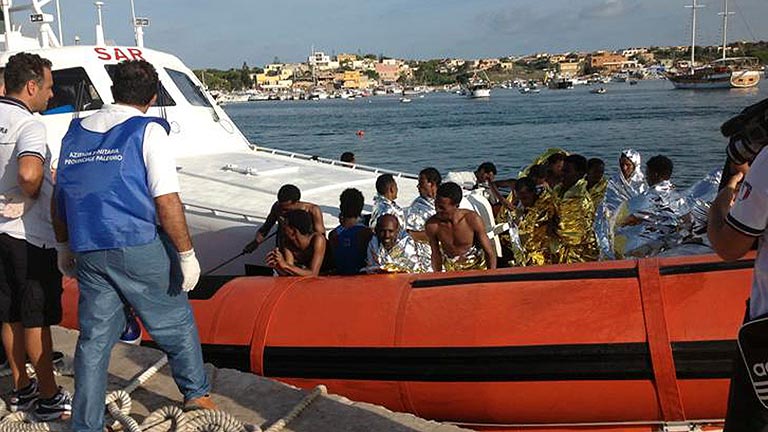 Al menos 82 muertos en Lampedusa en el naufragio de una barca 