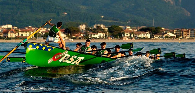 Una trainera, imagen cl&aacute;sica de la costa vasca