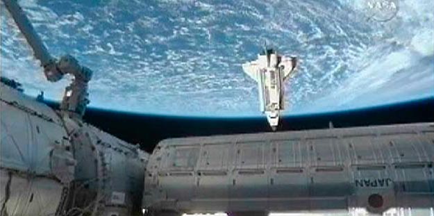 El Endeavour se aproxima a la Estaci&oacute;n Espacial Internacional para su acoplamiento.