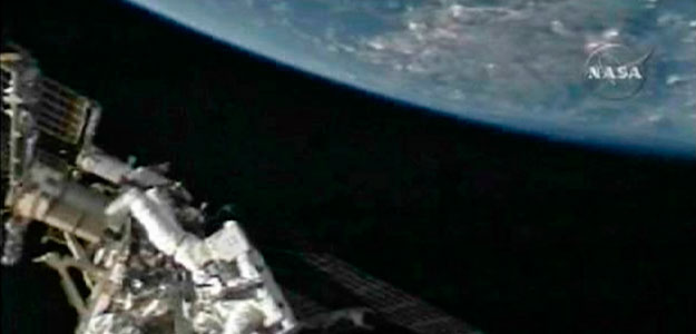 El transbordador espacial Endeavour hace su camino hacia la Estaci&oacute;n Espacial Internacional.