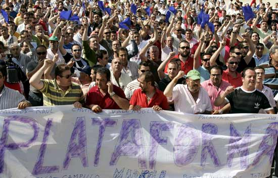 Los transportistas aut&oacute;nomos anuncian un paro indefinido
