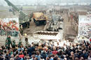 Tras la ca&iacute;da del Muro, excavadores y gr&uacute;as ocuparon la Potsdamer Platz para derribar cualquier vestigio de la ocupaci&oacute;n y divisi&oacute;n del territorio alem&aacute;n.