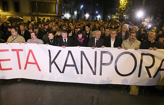 Tras el funeral por Ignacio Ur�a, una manifestaci�n recorre las calles de Azpeitia