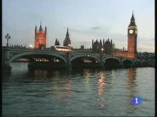 Ver v&iacute;deo  'Tras la nacionalizaci&oacute;n de bancos islandeses, muchos brit&aacute;nicos no pueden recuperar su dinero'