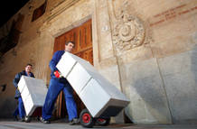 Unos trabajadores trasladan los documentos del Archivo de Salamanca en enero de 2006. Unos trabajadores trasladan los documentos del Archivo de Salamanca en enero de 2006.
