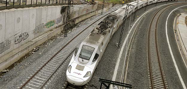 RESTABLECEN LA CIREl tren Alvia pasando por el lugar del accidente ferroviario en el núcleo de Androis.