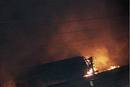 Las llamas se han extendido a varios edificios, donde un ni&ntilde;o ha muerto carbonizado.