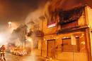 Los bomberos se est&aacute;n empleando con fuerza para acabar con las llamas que se han extendido a varios edificios.