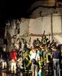 Los bomberos buscan posibles v&iacute;ctimas en varias de las viviendas que fueron alcanzadas por la explosi&oacute;n.