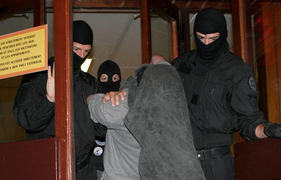 Los tres etarras detenidos son trasladados a Par&iacute;s