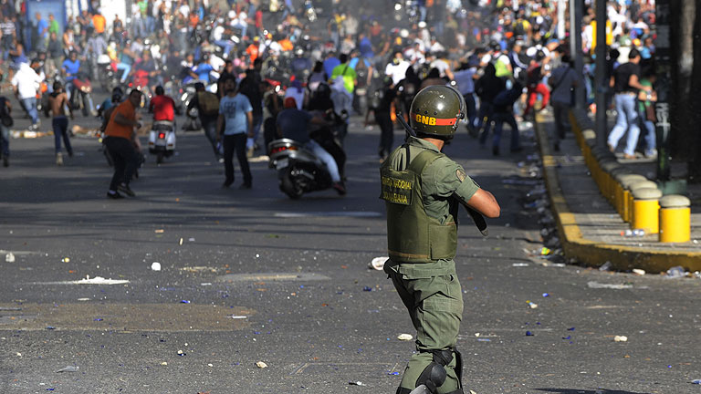 Tres muertos, heridos y acusaciones tras marchas en Venezuela