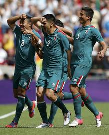 El Tri celebra el gol de Peralta