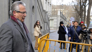 Ver vídeo  'El Tribunal Supremo condena a Garzón a 11 años de inhabilitación'