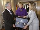 a nueva ministra de Sanidad y Pol&iacute;tica Social, Trinidad Jim&eacute;nez (d), recibe la cartera de manos de su antecesor en el cargo Bernat Soria, en presencia de la vicepresidenta primera del Gobierno, Mar&iacute;a Teresa Fern&aacute;ndez de la Vega (c), durante el acto d