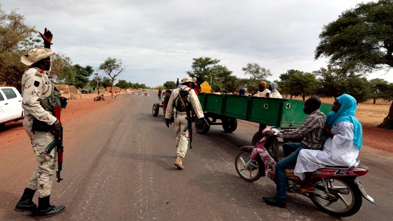 Tropas francesas y malienses controlan los accesos a Tombuctú y preparan el asalto 