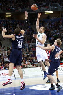 Troy DeVries (d) lanza por encima del ala pivot bosnio del Caja Laboral, Mirza Teletovic. Troy DeVries (d) lanza por encima del ala pivot bosnio del Caja Laboral, Mirza Teletovic.