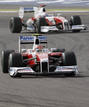 El italiano Jarno Trulli aceha a su compa&ntilde;ero de equipo Timo Glock.