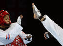 Tseng Chen-Li (R) de Taiw&aacute;n lucha contra la Rangsiya Nisaisom de Tailanda durante la final femenina de taekwondo en la categor&iacute;a de -57 kg,