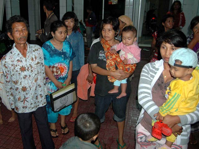 Un tsunami y un volc&aacute;n causan decenas de muertos en Indonesia
