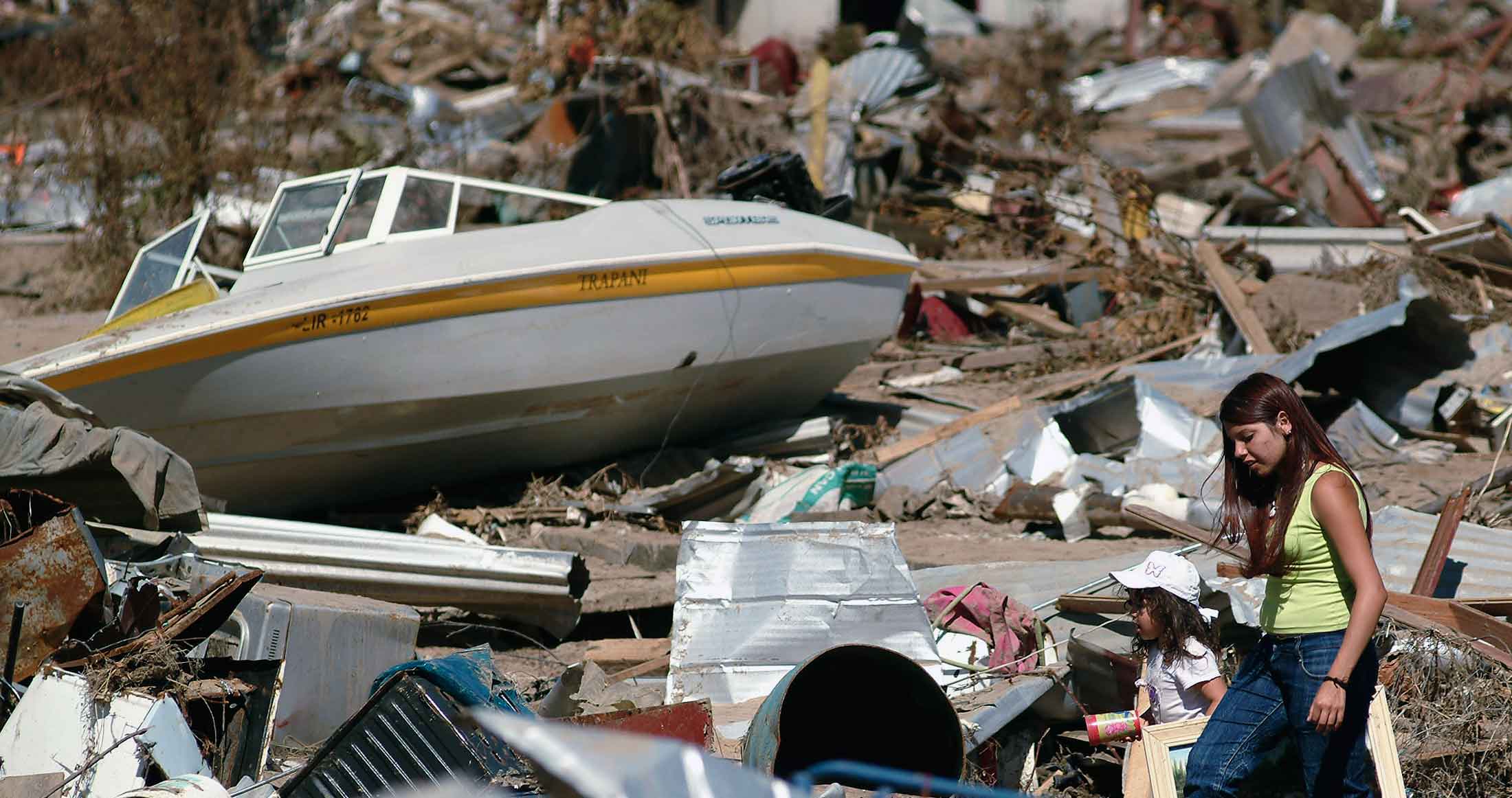 El tsunami que barrió la costera sureña de Chile atrajo pequeñas embarcaciones a la tierra. El tsunami que barrió la costera sureña de Chile atrajo pequeñas embarcaciones a la tierra.