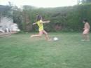 Ense&ntilde;ando futbol a mi prima.
