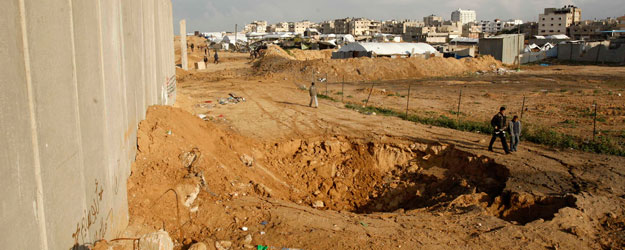 Túnel destruido en la Franja de Gaza junto a la frontera con Egipto. Imagen del 31 de diciembre de 2008. Túnel destruido en la Franja de Gaza junto a la frontera con Egipto. Imagen del 31 de diciembre de 2008.