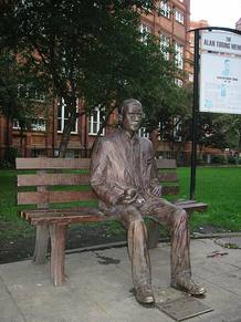 Estatua en honor de Alan Turing en Manchester, Inglaterra. Estatua en honor de Alan Turing en Manchester, Inglaterra.