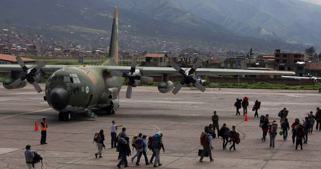 TURISTAS ARGENTINOS EVACUADOS SE EMBARCAN EN AVI&Oacute;N MILITAR