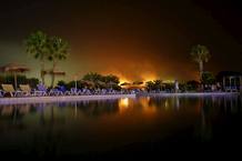 Turistas de un hotel de la costa observan el incendio declarado en Sierra Cabrera