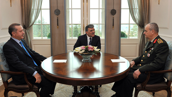 El presidente Gul, el primer ministro Erdogan y el jefe del ej&eacute;rcito Basbug, durante la reuni&oacute;n.