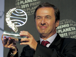 Ver v&iacute;deo  'TVE entrevista al ganador del Premio Planeta 2011, Javier Moro'