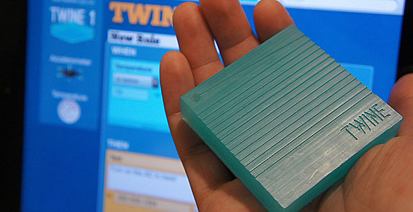 Las cajitas de Twine se configuran con una aplicación web extremadamente fácil de programar, de modo que lo que detectan se convierta en mensajes de correo, SMS o tuits. Las cajitas de Twine se configuran con una aplicación web extremadamente fácil de programar, de modo que lo que detectan se convierta en mensajes de correo, SMS o tuits.