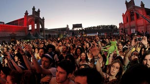 Ver v&iacute;deo  'Two Door Cinema Club o Azealia Banks en el d&iacute;a de la m&uacute;sica'