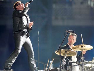U2 deslumbra en San Sebasti�n