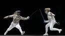 La ucraniana Olga Kharlan (d) compite con la estadounidense Mariel Zagunis en la prueba de sable individual femenina.
