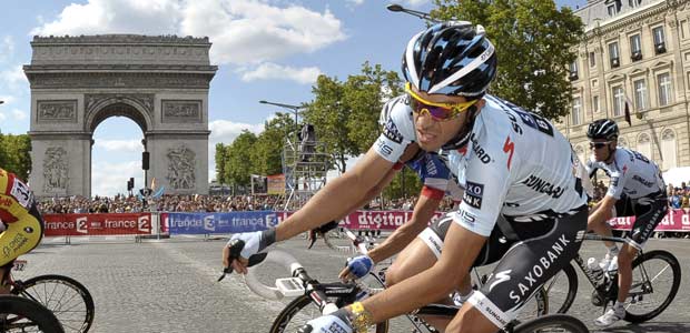 El corredor espa&ntilde;ol Alberto Contador frente al Arco del Triunfo de Par&iacute;s.
