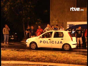Ver v&iacute;deo  'Ultranacionalistas serbios protestan por la detenci&oacute;n de Karadzic'