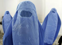 Una galer&iacute;a de arte de Niza exhibe una composici&oacute;n de burkas, obra del artista Jean-Pierre Giovanelli "Desaparici&oacute;n".