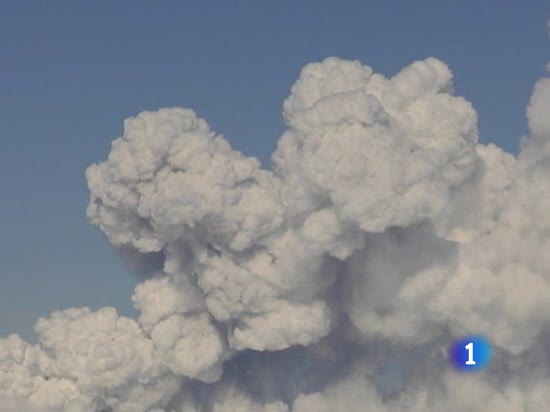 Una gigantesca columna de humo sobre el crater del volc�n Jafyallajokull mide seis kilometros de altura y est� cargada de polvo y cenizas