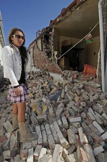 Una joven mira lo que fue su habitaci&oacute;n ahora en ru&iacute;nas